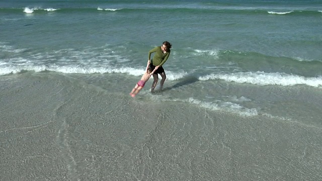 SLO MO WS CS孕妇和男孩(2-3)在海浪中玩，开普敦，南非视频下载