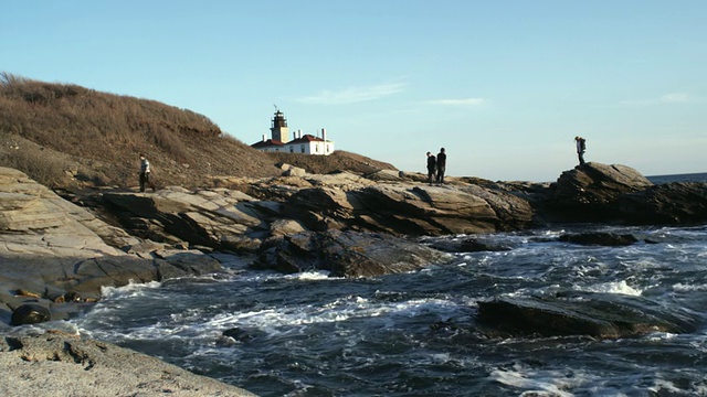 巨浪撞击岩石，灯塔背景，詹姆斯敦，纽波特，罗德岛，美国视频下载