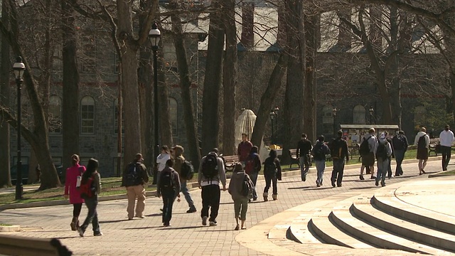 美国宾夕法尼亚州伯利恒，学生们走过大学校园视频素材