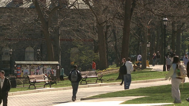 美国宾夕法尼亚州伯利恒，学生们走过大学校园视频素材