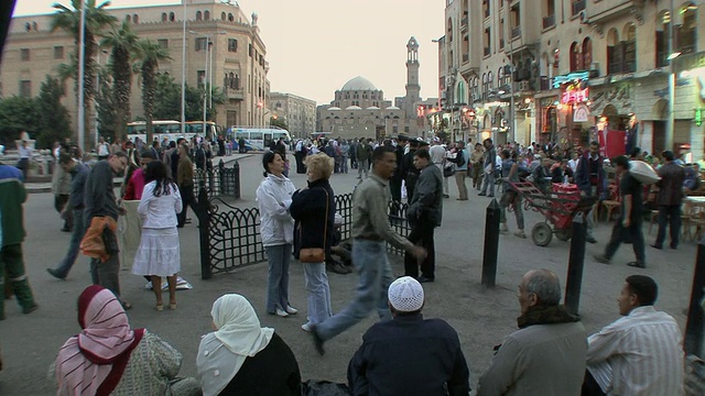 埃及开罗，人们走在Khan El Khalili Bazaar的Al Hussein清真寺前视频素材