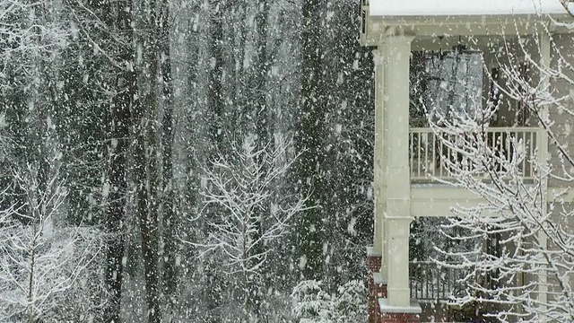 在下雪期间的房子视图/亚特兰大，乔治亚，美国视频素材