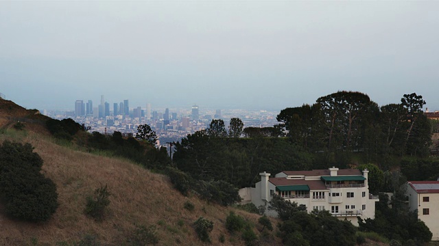 2009年T/L黄昏到夜晚的洛杉矶市中心WS视图，在前景/好莱坞山的月桂峡谷地区，洛杉矶视频素材