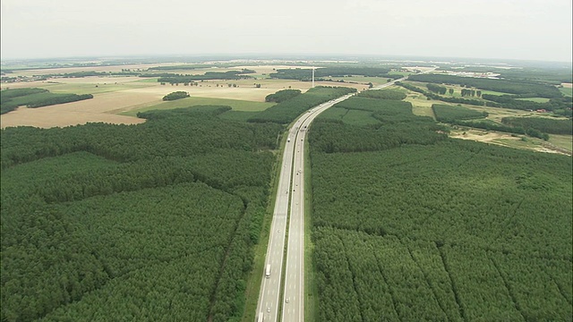 穿越德国萨克森安哈尔特乡村景观的空中ZI ZO高速公路视频素材