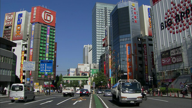 东京秋叶原中央Dori大街上过往的电子商店视频素材