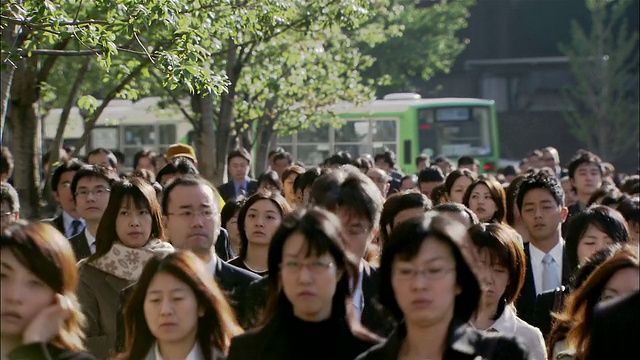 在东京早上上班的路上走在东京车站外的上班族视频素材