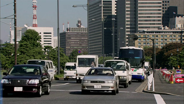 东京皇宫外大街上的宽阔镜头视频素材