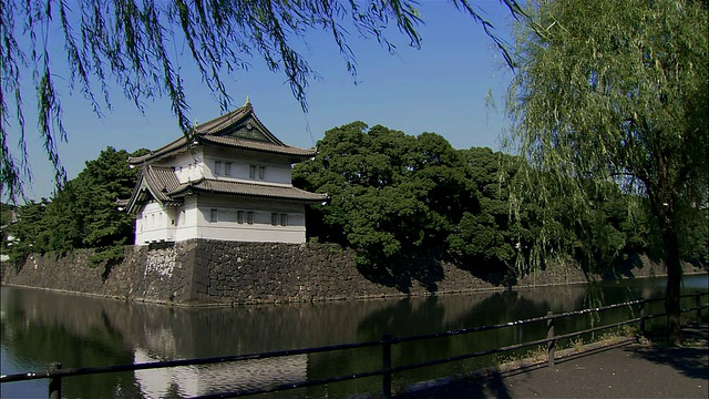 宽射Kokyo和防御墙横跨护城河在皇宫/东京视频素材