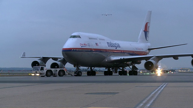 马来西亚航空波音747在英国伦敦滑行道上被拖拽视频素材