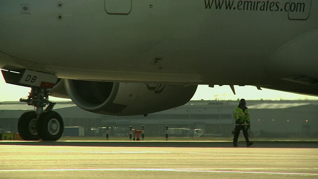 英国伦敦，在空中客车A380停机坪上行走的地勤人员视频素材