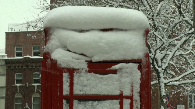 英国伦敦莱斯特广场，红色电话亭被雪覆盖视频素材