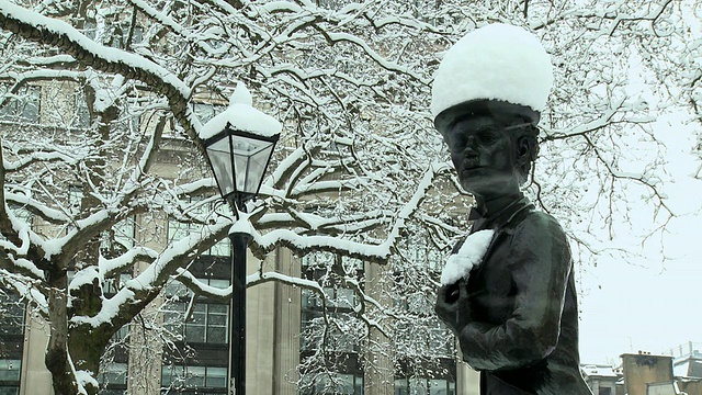 英国伦敦莱斯特广场，被雪覆盖的查理·卓别林雕像视频素材