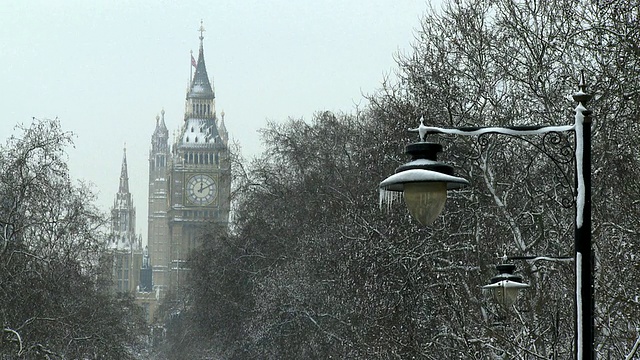 英国伦敦，白雪覆盖了路灯和树木，背景是英国议会大厦视频素材