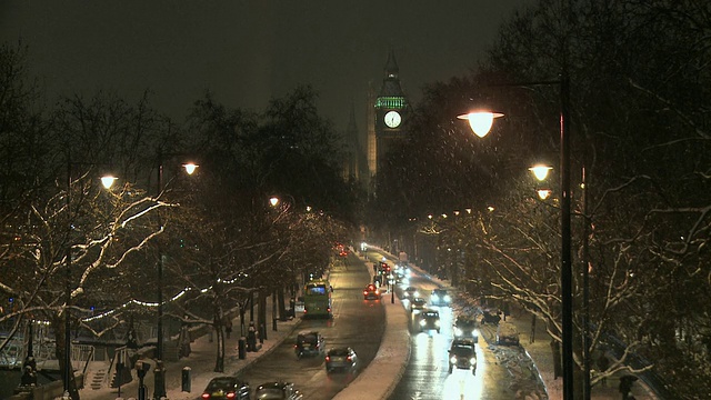 英国伦敦，雪夜，河堤上的交通，背景中的大本钟和国会大厦视频素材