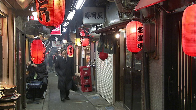 日本东京，人们在夜晚走在狭窄的街道上视频素材