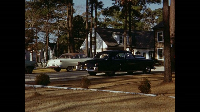 1954年，POV驾车经过一个小镇的汽车旅馆，并在棕榈汽车法庭，海洋松树法庭，美国视频素材