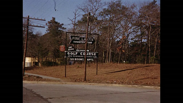 1954年，蒙太奇POV在乡村道路上行驶，默特尔比奇和汽车旅馆的标志，默特尔比奇，南卡罗莱纳州，美国视频素材