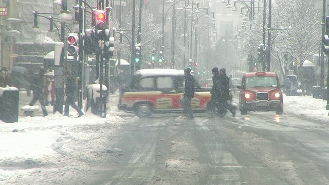 雪中牛津街的交通，伦敦，英国视频下载