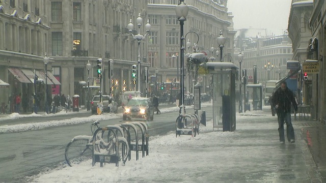 雪中牛津街的交通，伦敦，英国视频素材