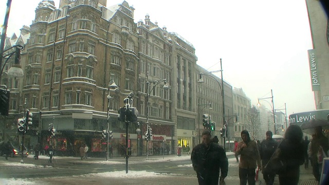 雪地里摄政街的行人，伦敦，英国视频素材