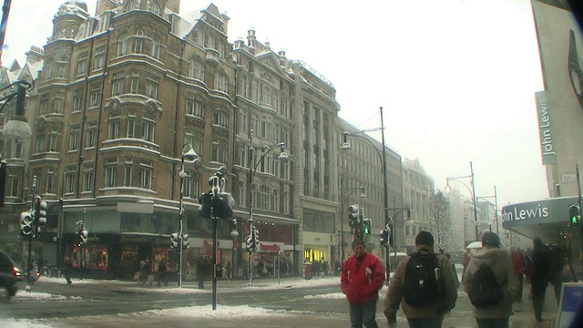 雪地里摄政街的行人，伦敦，英国视频下载