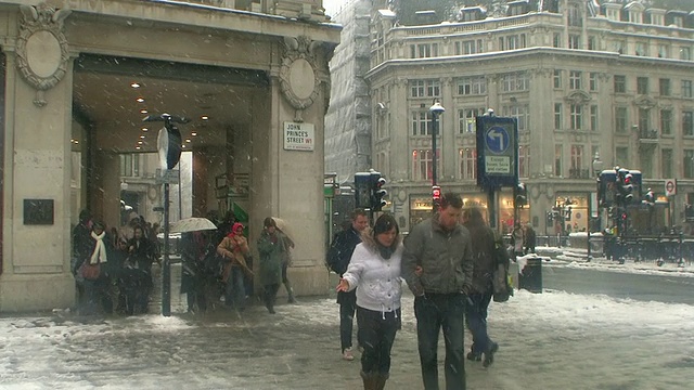 雪中摄政街的行人，伦敦，英国视频素材