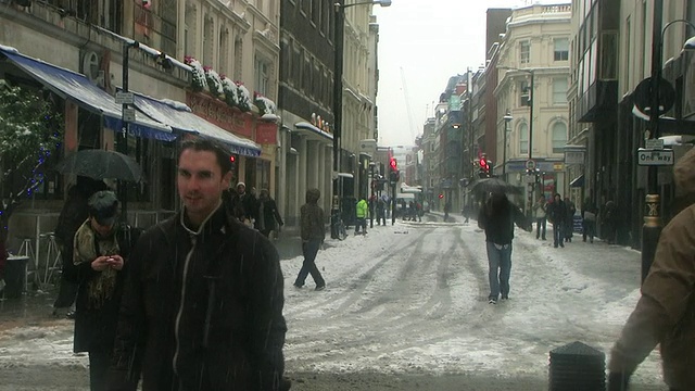 英国伦敦，雪地上的行人视频素材