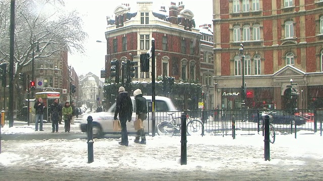 英国伦敦查令十字路被雪覆盖的交通视频素材