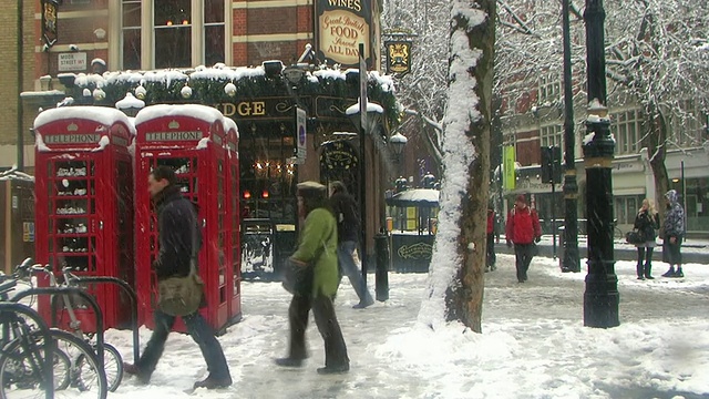 英国伦敦，查令十字路口被雪覆盖的人们视频下载