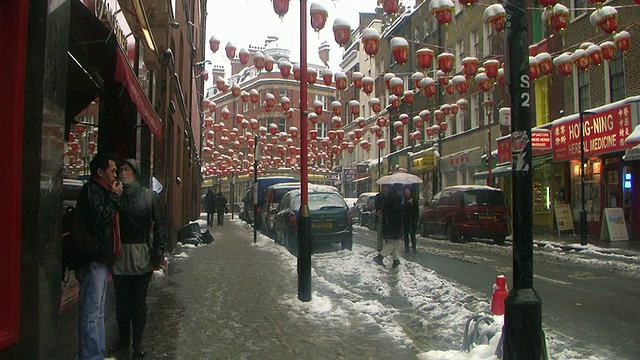 英国伦敦，唐人街，小新港街，人们拿着被雪覆盖的灯柱视频下载