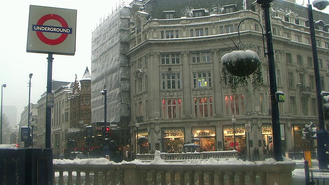 英国伦敦，雪中的MS街地下入口视频素材