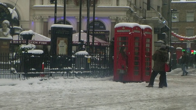 英国伦敦，被雪覆盖的莱斯特广场视频下载