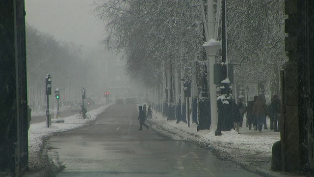 下雪多雾的一天，英国伦敦购物中心的交通状况视频下载