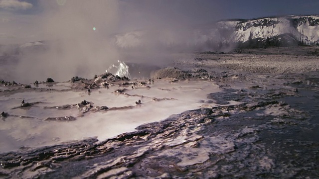 美国怀俄明州黄石国家公园的黄石火山口温泉视频素材