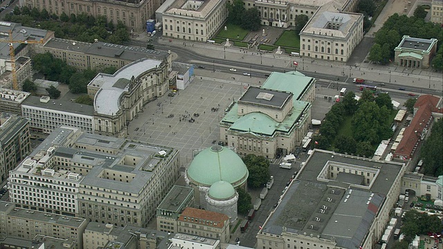 空中圣海德威格大教堂，歌剧院和阿尔特图书馆，Bebelplatz，柏林，德国视频素材