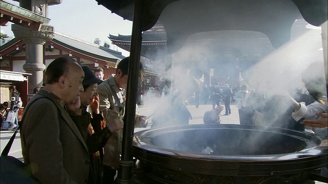 浅草观音寺(浅草寺)外，中速锅烧香/日本东京视频素材