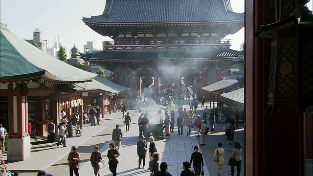 中景缩小周围的香炉外浅草观音寺/日本东京视频素材