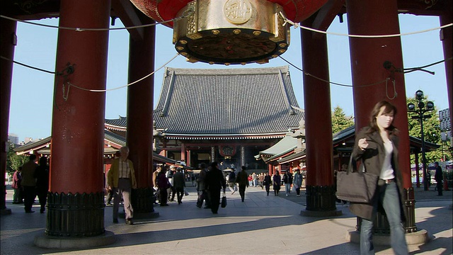 低角度长镜头朝拜者走过浅草观寺(浅草寺)外的大门/日本东京视频素材