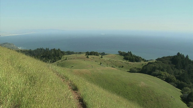 一对情侣在美国加州塔玛佩斯山俯瞰大海的小山上慢跑视频下载