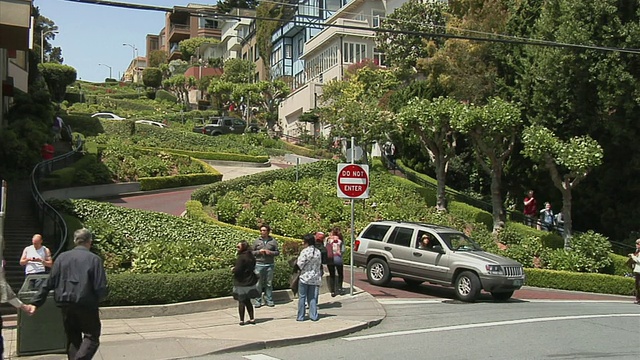 美国加州旧金山，汽车在朗伯德大街上行驶，游客站在人行道上视频下载