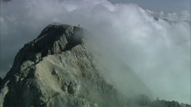 奥地利蒂罗尔山脊上的孤独登山者视频素材