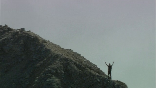 奥地利蒂罗尔山脊上的空中登山者视频素材