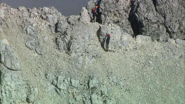 奥地利蒂罗尔山脊上的空中登山者视频素材