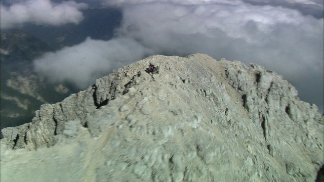 奥地利蒂罗尔山顶上的空中登山者视频素材