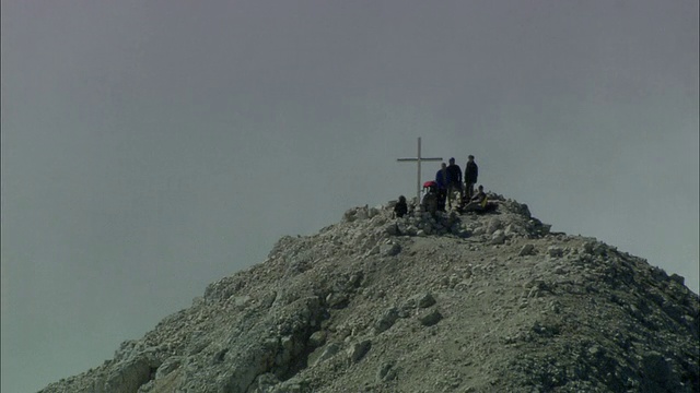 奥地利蒂罗尔山顶上的空中登山者视频素材