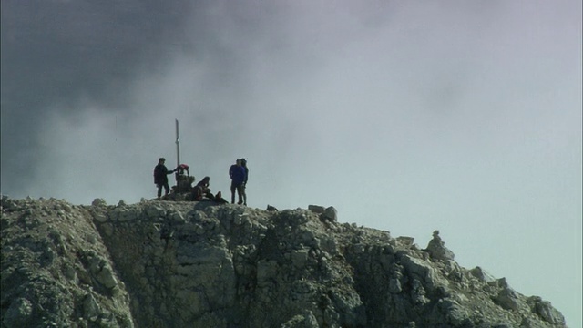 奥地利蒂罗尔山顶上的空中ZO登山者视频素材