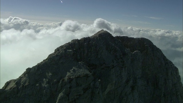 奥地利蒂罗尔山顶上的空中登山者视频素材