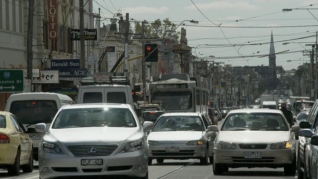 MS Traffic on Brunswick Street，墨尔本，维多利亚，澳大利亚视频素材