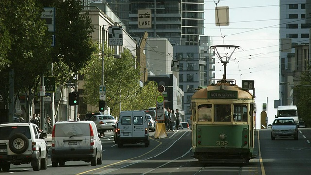 澳大利亚维多利亚州墨尔本街道上的交通状况视频素材