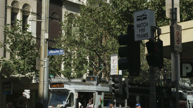 MS Traffic on street，墨尔本，维多利亚，澳大利亚视频素材